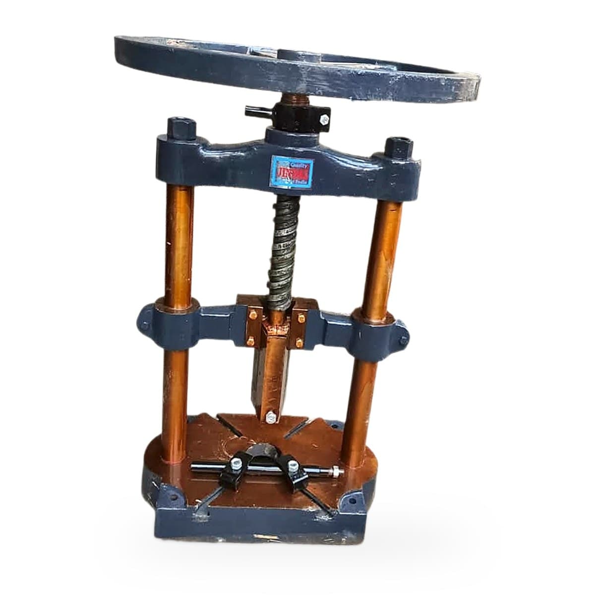 Manual screw press paper plate making machine with large hand wheel, two guide pillars and cast iron frame